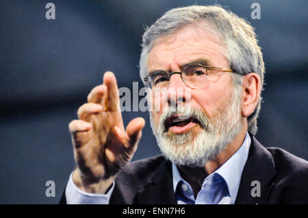 Gerry Adams interviewé pour la télévision Banque D'Images