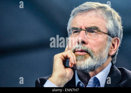 Gerry Adams une entrevue pour la télévision. Banque D'Images