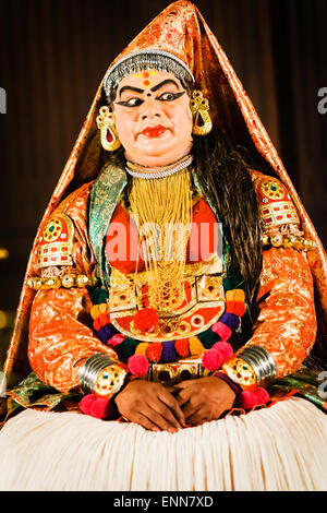 Spectacle de danse culturelle traditionnelle (Kerela Kathakali) à fort Kochi. Banque D'Images