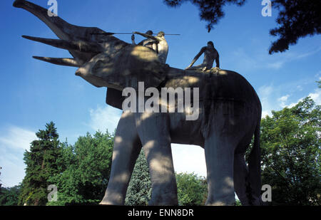 BEL, Belgique, Tervuren, sculpture d'éléphant en face de la Gendarmerie royale du Musée de l'Afrique. BEL, Belgien, Tervuren, Elefantenskulptur v Banque D'Images