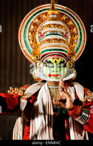 Spectacle de danse culturelle traditionnelle (Kerela Kathakali) à fort Kochi. Banque D'Images