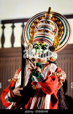 Spectacle de danse culturelle traditionnelle (Kerela Kathakali) à fort Kochi. Banque D'Images