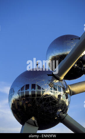 BEL, Belgique, Bruxelles, travaille sur le dessus de l'Atomium rénové. BEL, Belgien, Bruessel, Arbeiter auf dem renovierten Atomium. Banque D'Images