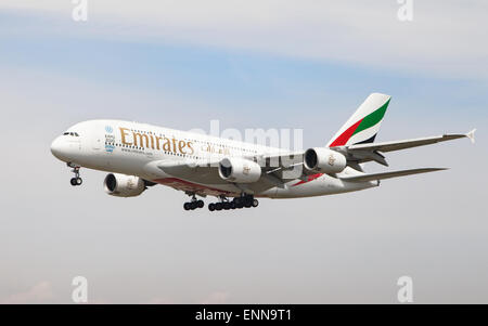 Barcelone, Espagne - 18 Avril 2015 : l'Airbus A380 d'Emirates à l'approche de l'aéroport El Prat de Barcelone, Espagne. Banque D'Images