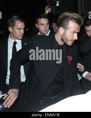 David Beckham, Victoria Beckham et Romeo Beckham arrivant à la boutique Burberry sur Regent Street pour la campagne festive Burberry avec Romeo Beckham David Beckham vedette : où : London, Royaume-Uni Quand : 03 Nov 2014 Banque D'Images