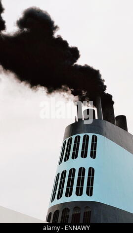 AJAXNETPHOTO. En mer, le canal. - Les émissions de diesel - LA FUMÉE QUI À PARTIR DE L'ENTONNOIR D'UN BATEAU PROPULSÉ PAR DES MOTEURS DIESEL. photo:JONATHAN EASTLAND/AJAX REF:82905 486F Banque D'Images