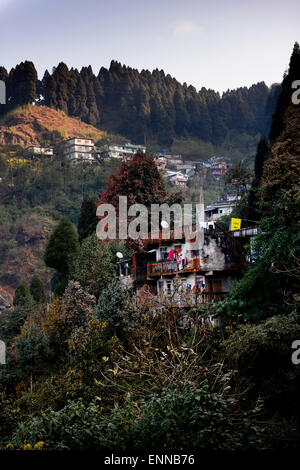 Vue sur les maisons dans les vallées autour de Darjeeling. Banque D'Images