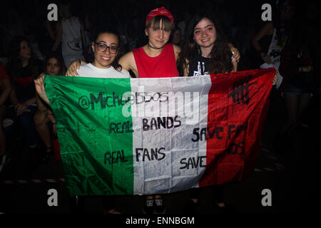 Turin, Italie. Le 08 mai, 2015. Trois jeunes fans dans la salle en attendant le début du concert. © Elena Aquila/Pacific Press/Alamy Live News Banque D'Images
