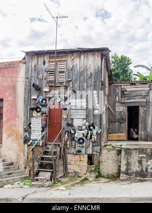 Décoration originale Funky sur l'avant d'une cabane à Cuba. Les décorations : poupées, des disques CD, réveil, sandales, signes, radio Banque D'Images