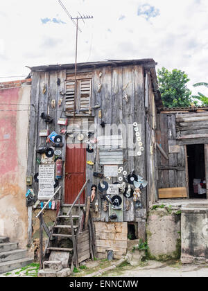 Décoration originale Funky sur l'avant d'une cabane à Cuba. Les décorations : poupées, des disques CD, réveil, sandales, signes, radio Banque D'Images