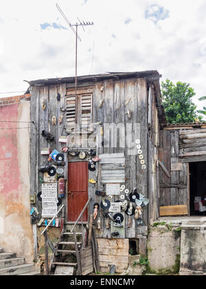 Décoration originale Funky sur l'avant d'une cabane à Cuba. Les décorations : poupées, des disques CD, réveil, sandales, signes, radio Banque D'Images