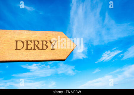 Flèche en bois panneau indiquant la destination de l'Angleterre, DERBY contre ciel bleu clair avec copie espace disponible. Destination Voyage conceptual image Banque D'Images