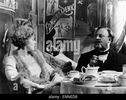 Der blaue Engel, Deutschland, 1930 aka : l'Ange Bleu, Regie : Josef von Sternberg, acteurs : Marlene Dietrich, Emil Jannings Banque D'Images