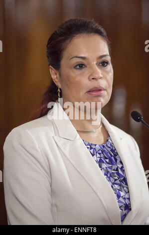 Guatemala City, Guatemala. Apr 19, 2015. File photo montre le Guatemala Vice Président d'Roxana Baldetti assister à une conférence de presse dans la ville de Guatemala, capitale du Guatemala, le 19 avril 2015. Président du Guatemala, Otto Perez Molina a annoncé le 8 mai 2015 que Roxana Baldetti a démissionné. Baldetti est confrontée à l'enquête sur une affaire de corruption. © Luis Echeverria/Xinhua/Alamy Live News Banque D'Images