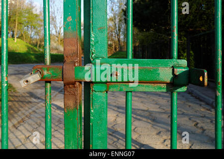 Loquet rouillé dans le metal gate Banque D'Images