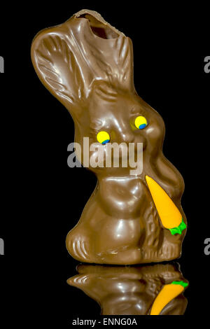 Lapin au chocolat avec une bouchée de l'oreille Banque D'Images