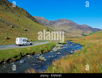 25 Romahome, petit camping-car, stationné sur Honister Pass, Parc National de Lake District, Cumbria, Angleterre, Royaume-Uni Banque D'Images