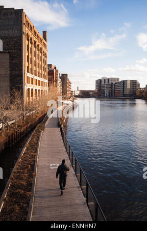 La composition verticale de l'homme marchant sur une journée de printemps ensoleillée le long de la promenade à Milwaukee Banque D'Images