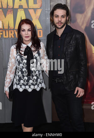 Hollywood, Californie, USA. 7 mai, 2015. Priscilla Presley & Navarone Garibaldi arrive pour la première du film 'Mad Max : Fury Road" au théâtre chinois. © Lisa O'Connor/ZUMA/Alamy Fil Live News Banque D'Images