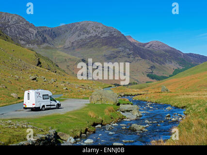 25 Romahome, petit camping-car, stationné sur Honister Pass, Parc National de Lake District, Cumbria, Angleterre, Royaume-Uni Banque D'Images