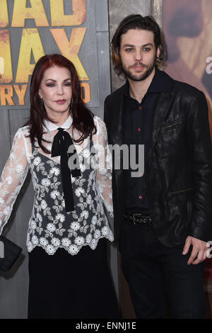 Hollywood, Californie, USA. 7 mai, 2015. Priscilla Presley & Navarone Garibaldi arrive pour la première du film 'Mad Max : Fury Road" au théâtre chinois. © Lisa O'Connor/ZUMA/Alamy Fil Live News Banque D'Images