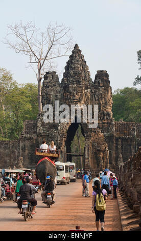 Touristes de la Porte Sud d'Angkor Thom à Angkor Wat à Siem Reap, Cambodge Banque D'Images