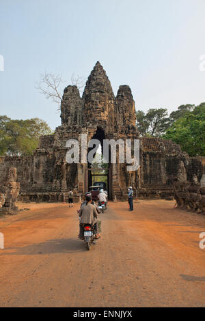 Touristes de la Porte Sud d'Angkor Thom à Angkor Wat à Siem Reap, Cambodge Banque D'Images