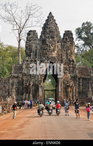 Touristes de la Porte Sud d'Angkor Thom à Angkor Wat à Siem Reap, Cambodge Banque D'Images