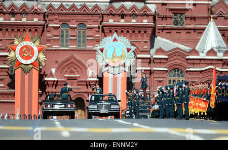 Moscou, Russie. 9 mai, 2015. Général de l'armée, Sergueï Choïgou, Ministre de la défense de la Fédération de Russie, inspecte le défilé militaire marquant le 70e anniversaire de la victoire de la Seconde Guerre mondiale, dans la région de Moscou, Russie, le 9 mai 2015. Credit : Jia Yuchen/Xinhua/Alamy Live News Banque D'Images