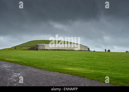 Newgrange est situé près du village de Donore, comté de Meath Irlande Banque D'Images