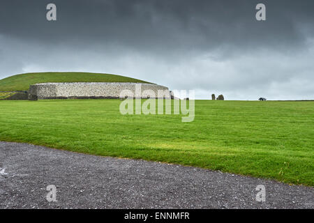 Newgrange est situé près du village de Donore, comté de Meath Irlande Banque D'Images