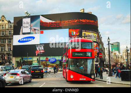 Londres - le 12 avril : Piccadilly Circus junction fréquentés par les gens le 12 avril 2015 à Londres, au Royaume-Uni. Banque D'Images