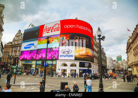 Londres - le 12 avril : Piccadilly Circus junction fréquentés par les gens le 12 avril 2015 à Londres, au Royaume-Uni. Banque D'Images