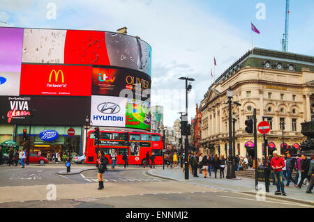 Londres - le 12 avril : Piccadilly Circus junction fréquentés par les gens le 12 avril 2015 à Londres, au Royaume-Uni. Banque D'Images