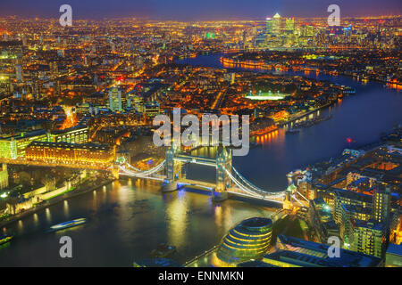Vue aérienne de la ville de Londres avec le Tower Bridge à la nuit Banque D'Images
