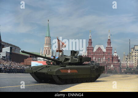 Moscou, Russie. 9 mai, 2015. Un T-14 'Arrow' char de combat principal est visible pendant le défilé militaire marquant le 70ème anniversaire de la victoire dans la Grande guerre patriotique, à Moscou, Russie, le 9 mai 2015. Credit : Jia Yuchen/Xinhua/Alamy Live News Banque D'Images