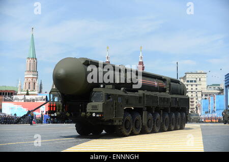 Moscou, Russie. 9 mai, 2015. Une RS-24 Yars système de missiles balistiques intercontinentaux se déplace sur la Place Rouge pendant le défilé militaire marquant le 70ème anniversaire de la victoire dans la Grande guerre patriotique, à Moscou, Russie, le 9 mai 2015. Credit : Jia Yuchen/Xinhua/Alamy Live News Banque D'Images