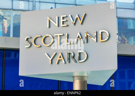 Londres - le 12 avril : célèbre New Scotland Yard signe le 12 avril 2015 à Londres, au Royaume-Uni. Banque D'Images