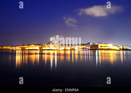 Le panorama de La Valette en éclairage de nuit, Sliema, Malte Banque D'Images