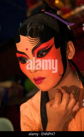 Chanter l'Opéra Teochew Tong. Une troupe d'opéra chinois, de se préparer à effectuer dans la région de Thonburi. Banque D'Images