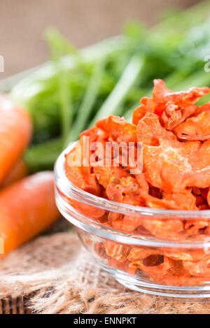 Légumes secs (carottes) sur fond de bois rustique Banque D'Images