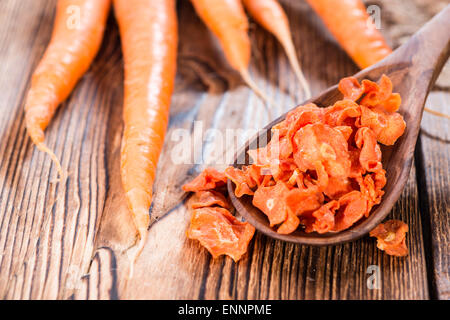 Légumes secs (carottes) sur fond de bois rustique Banque D'Images