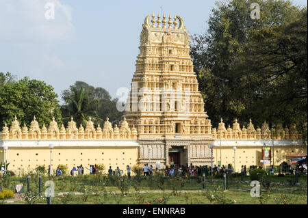 Mysore, Inde - 23 janvier 2015 : personnes à pied et visiter le temple de Shweta Varahaswami ou Blanc Varaha près de Mysore pa Banque D'Images