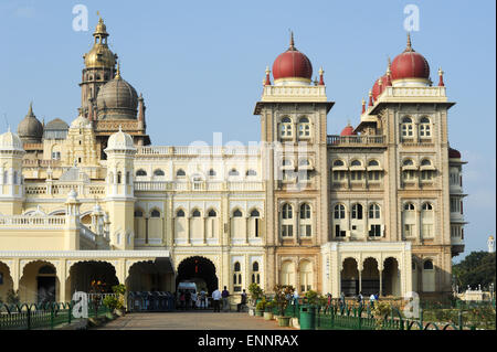 Mysore, Inde - 23 janvier 2015 : personnes à pied et visiter le palais de Mysore en Inde Banque D'Images