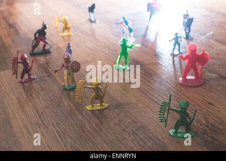 Figures miniatures jouets sur le plancher backlight Banque D'Images