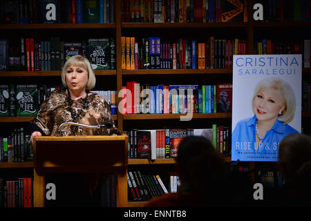 Cristina Saralegui examine et signe des exemplaires de son nouveau livre 'Rise Up & Shine ! : Mes secrets pour réussir dans la carrière, les relations et la vie" à Books & Books comprend : Cristina Saralegui Où : Coral Gables, Florida, United States Quand : 03 Nov 2014 Banque D'Images