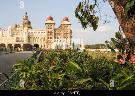 Mysore, Inde - 23 janvier 2015 : personnes à pied et visiter le palais de Mysore en Inde Banque D'Images