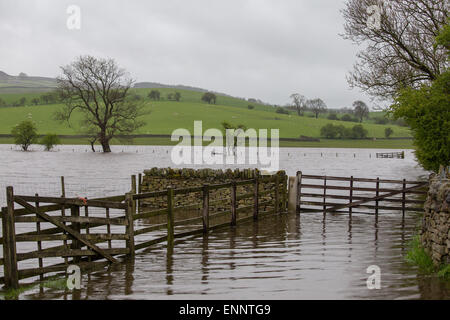 Skipton, Yorkshire du Nord, au Royaume-Uni. 9e mai 2015. Routes de campagne et les champs des agriculteurs sont couverts dans l'eau le long de la vallée de l'Aire, près de Skipton, Yorkshire du Nord. La rivière Aire éclate ses banques après les fortes pluies de la nuit entraîner jusqu'à 2 pieds de l'eau pour couvrir la terre environnante. Crédit : Tom Holmes / Alamy Live News. Banque D'Images