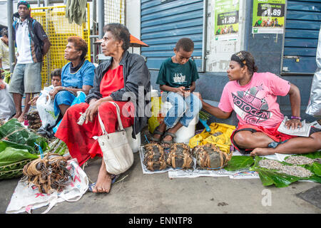 Les femmes locales avec les crabes trussed en vente. Marché aux poissons de Suva. Suva, Fidji. Banque D'Images