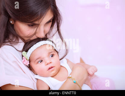 Closeup portrait de belle femme avec douceur embrasser mignon nouveau-né fille, profitant de la paternité, l'amour de la mère Banque D'Images